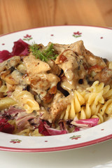 Pasta mit Radicchio, Fenchel und Schweinefleisch in Pilz-Gorgonzola-Sauce