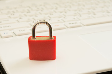 パソコンと南京錠

