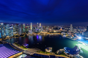 Fototapeta premium Singapur pejzaż dzielnicy finansowej podczas zachodu słońca