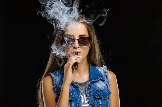 A young vaping maiden. Vape experience.