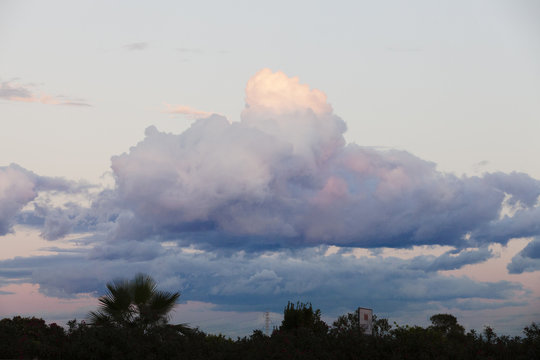 nube de tormenta sobre cielo al atardecer