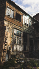 Fototapeta na wymiar Leerstehendes Haus in Tiflis, Georgien