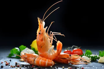 Photo sur Plexiglas Crustacés Crevettes cuites, crevettes aux assaisonnements sur fond de pierre