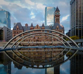 Foto op Plexiglas Nathan Phillips Square en het oude stadhuis - Toronto, Ontario, Canada © diegograndi