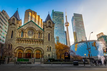 Poster Panoramisch uitzicht op de Presbyteriaanse kerk van St. Andrew en de CN Tower - Toronto, Ontario, Canada © diegograndi