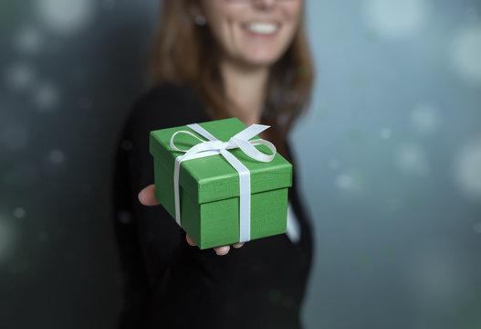 Frau &uuml;berreicht ein gr&uuml;nes Geschenk