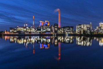 Heizkraftwerk mit Bürogebäuden in der Dämmerung