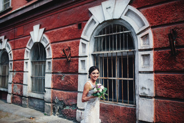 Fototapeta na wymiar Bride near the house