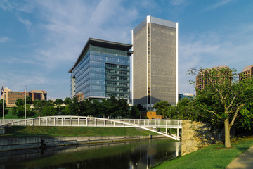 Obraz premium Strolling by James River