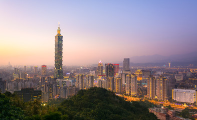 Fototapeta na wymiar Beautiful Taipei skyline at twilight. Taiwan