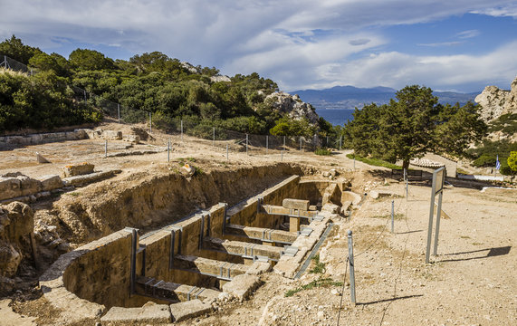 ancient temple of Hera ruins in Loutraki