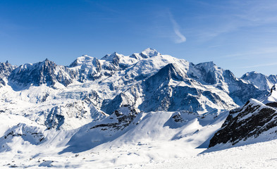 Panoramisch uitzicht op het Mont Blanc-massief