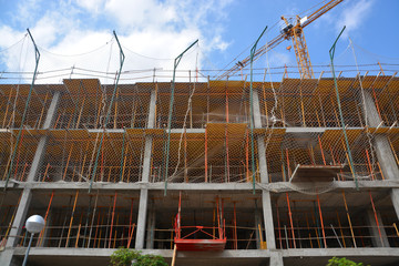 andamios en un edificio en obras