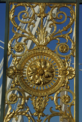 Grille dorée au Jardin des Tuileries à Paris, France