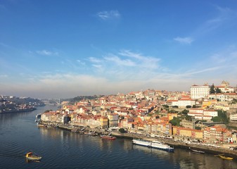 Fototapeta na wymiar PORTO, PORTUGAL - NOVEMBER 17, 2016 : landscape of the Douro river and the historical town of Porto