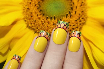 Fotobehang Жёлтый дизайн ногтей с подсолнухом. © marigo
