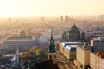 Berliner Dom und Berlin im Sonnenuntergang  - obrazy, fototapety, plakaty