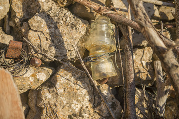 PARED REPLETA DE CHATARRA