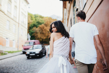Naklejka premium beautiful and young boy and girl walking down the street