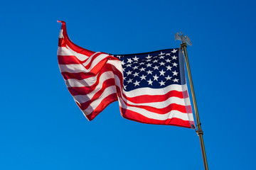 Amerikanische Flagge vor blauem Himmel