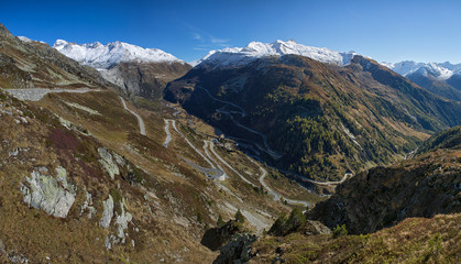 Fototapeta na wymiar Passstraße zum Grimselpass im Berner Oberland Schweiz