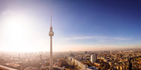 Foto op Plexiglas Boven de daken van Berlijn, televisietoren, het Rode Stadhuis, de kathedraal van Berlijn © Sina Ettmer