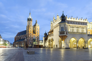 Fototapeta na wymiar Cloth Hall and Mary's Church, Krakow, Poland