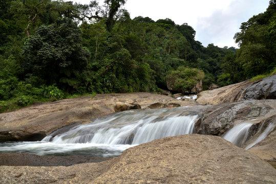 R&iacute;o con rocas