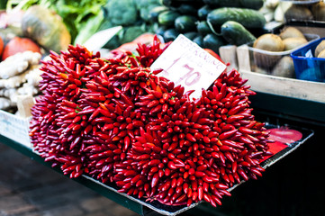 peperoncini piccanti al mercato