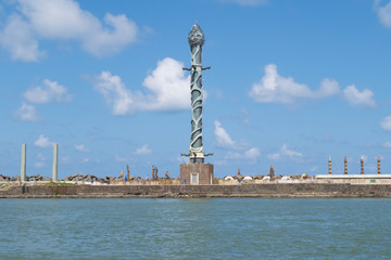 Fototapeta na wymiar Torre / Monumento de Brennand no Parque das Esculturas no Marco Zero, Recife - PE, Brasil