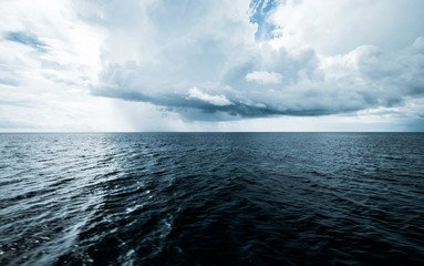 Naklejka premium Dark clouds in open ocean