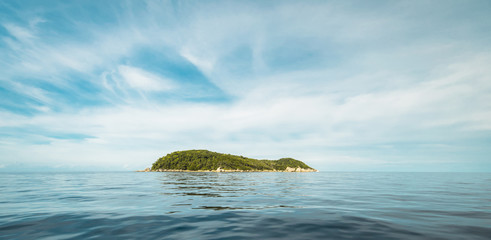 Naklejka premium Tropikalna wyspa karaibska w otwartym oceanie