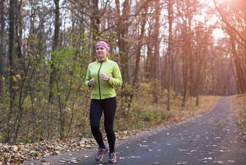 Fototapeta premium Sport woman doing outdoor cross training workout. Fitness in beautiful park