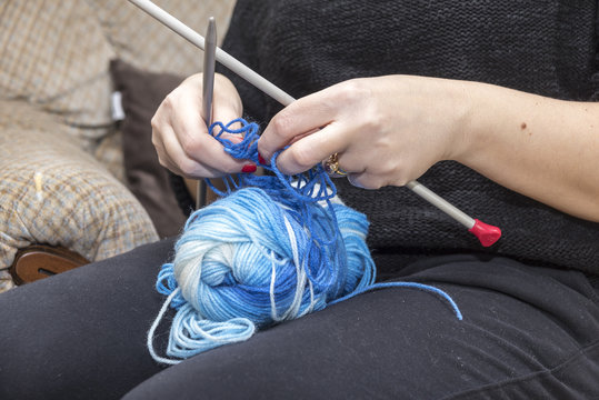 Knitting needles with the use of wool