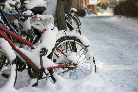 En cykel täckt med snö