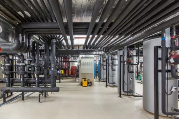 Foto auf gebürstetem Alu-Dibond Industriegebäude Heizungssystem des Gebäudes. Effiziente Wasseraufbereitung