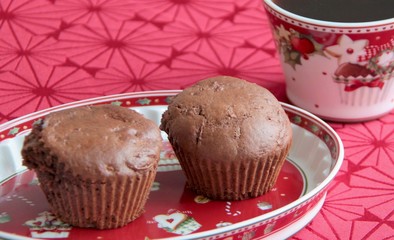 Gingerbread muffins with dark cocoa and chocolate.