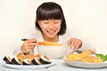 天ぷらうどんを美味しそうに食べる女の子