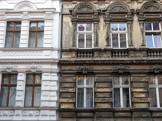 Berlin: Sanierter neben unsaniertem Altbau 