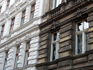 Obraz premium Berlin: przebudowany obok nieodnowionego starego budynku