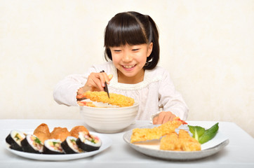 Obraz na płótnie Canvas 天ぷらうどんを美味しそうに食べる女の子