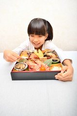 おせち料理を食べる女の子
