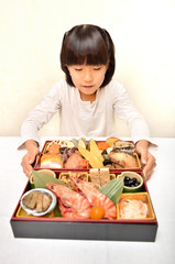 おせち料理を食べる女の子