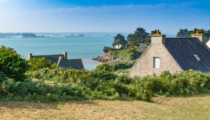Blick von der Insel Batz auf das Festland der Bretagne, Frankreich - obrazy, fototapety, plakaty