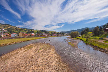 Słoneczny dzień nad rzeką w górach © rogozinski