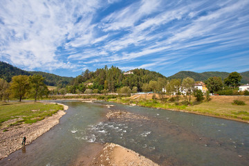 Słoneczny dzień nad rzeką w górach © rogozinski