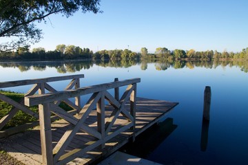Fototapeta na wymiar Molo Canoa sul Lago del Fiume Sile a Quinto di Treviso , Veneto Vacanza rilassante
