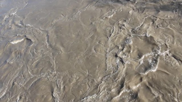 Fiume in piena esonda