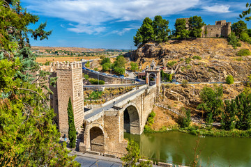 The Alcantara Bridge in Toledo, Spain - obrazy, fototapety, plakaty