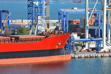 Fototapeta premium Bulk cargo ship under port crane
